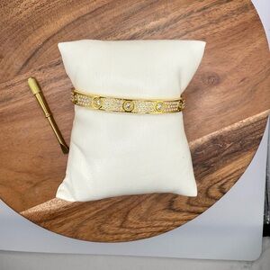 Elegant Gold Bracelet with Crystals